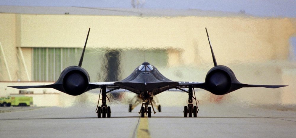 sr-71_taxi_on_ramp_with_engines_powered_up.jpg