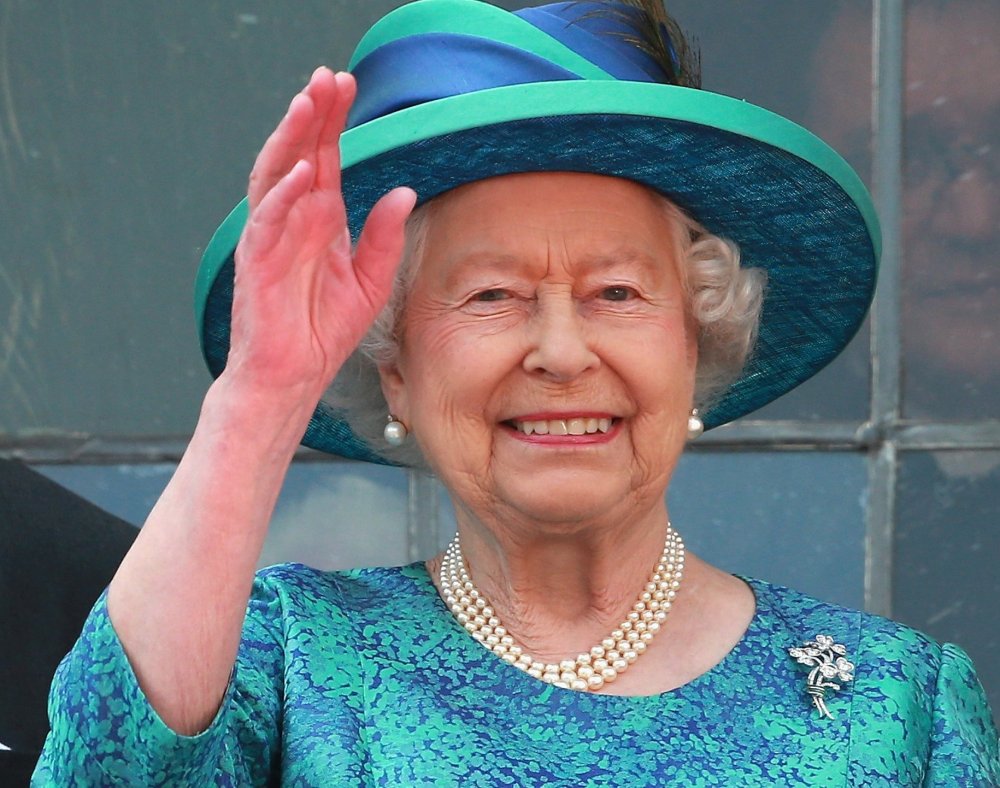 Queen-Elizabeth-Waving.jpg